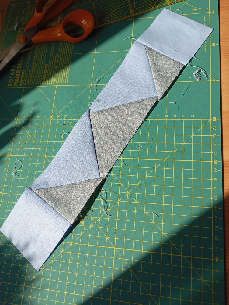 szegély – Egyszerűbb futó – Foltvarrók napja 2026