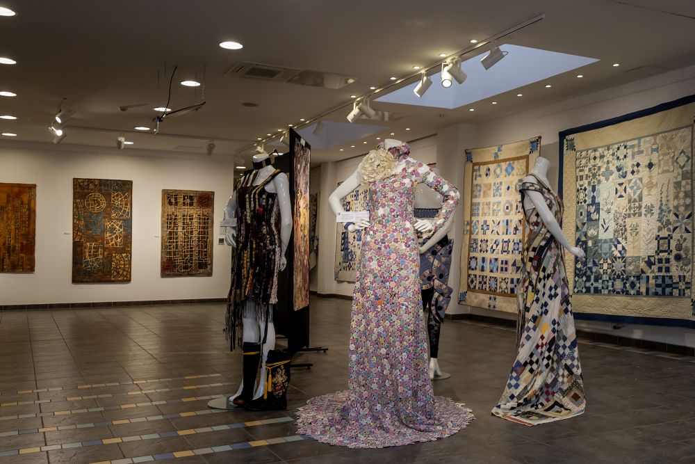 OFF 2025 Kiállítások – 300